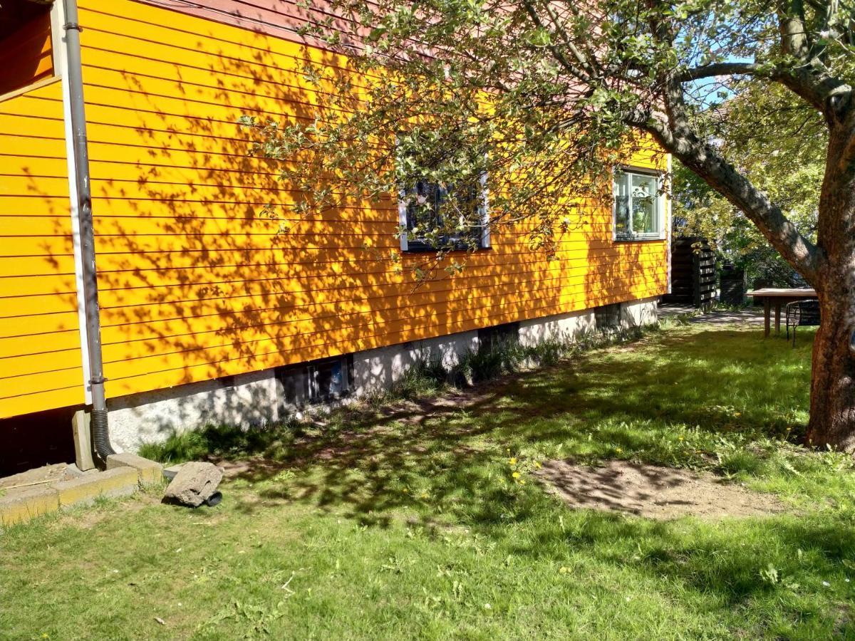 Renovated Semi- Basement 2 Bedrooms Furnished Apartment - Close To Everything In Moss Exteriör bild
