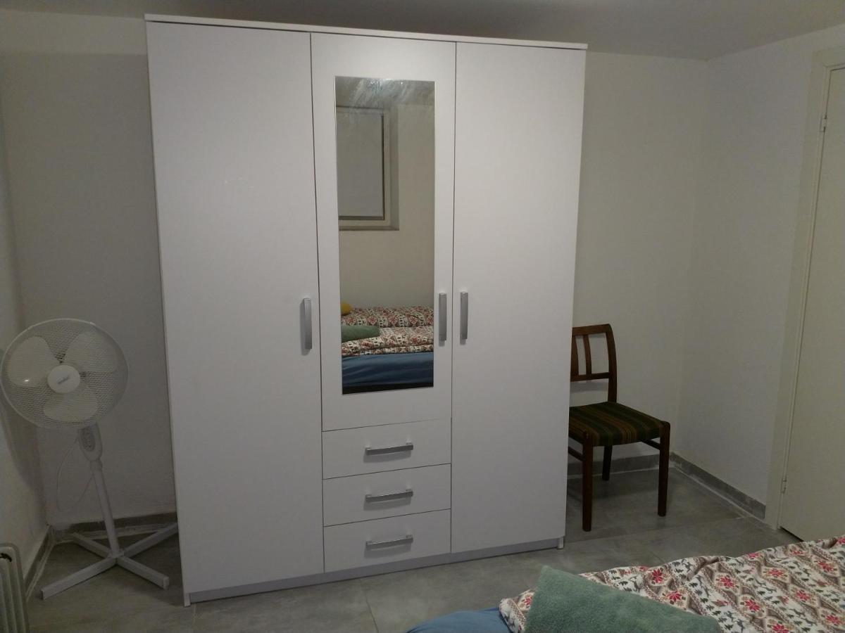 Renovated Semi- Basement 2 Bedrooms Furnished Apartment - Close To Everything In Moss Exteriör bild