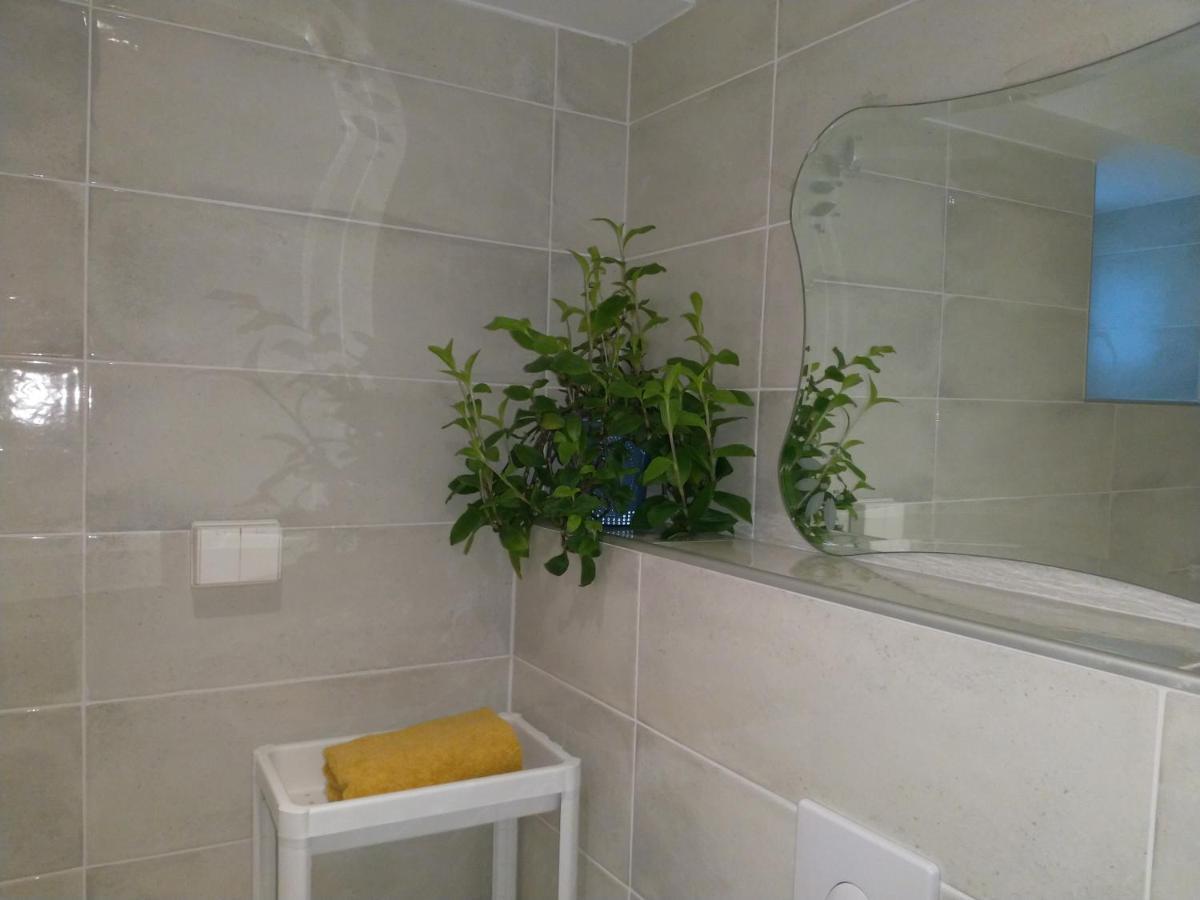 Renovated Semi- Basement 2 Bedrooms Furnished Apartment - Close To Everything In Moss Exteriör bild