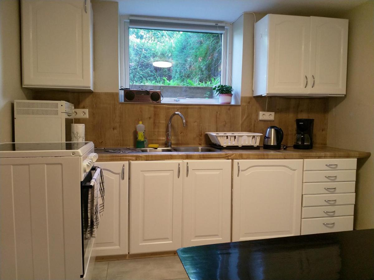 Renovated Semi- Basement 2 Bedrooms Furnished Apartment - Close To Everything In Moss Exteriör bild