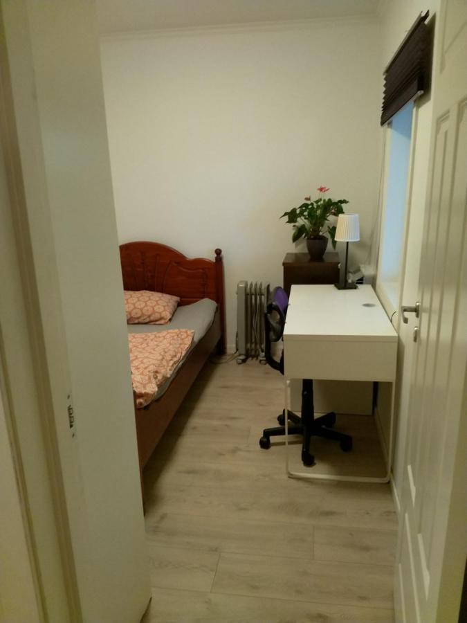 Renovated Semi- Basement 2 Bedrooms Furnished Apartment - Close To Everything In Moss Exteriör bild
