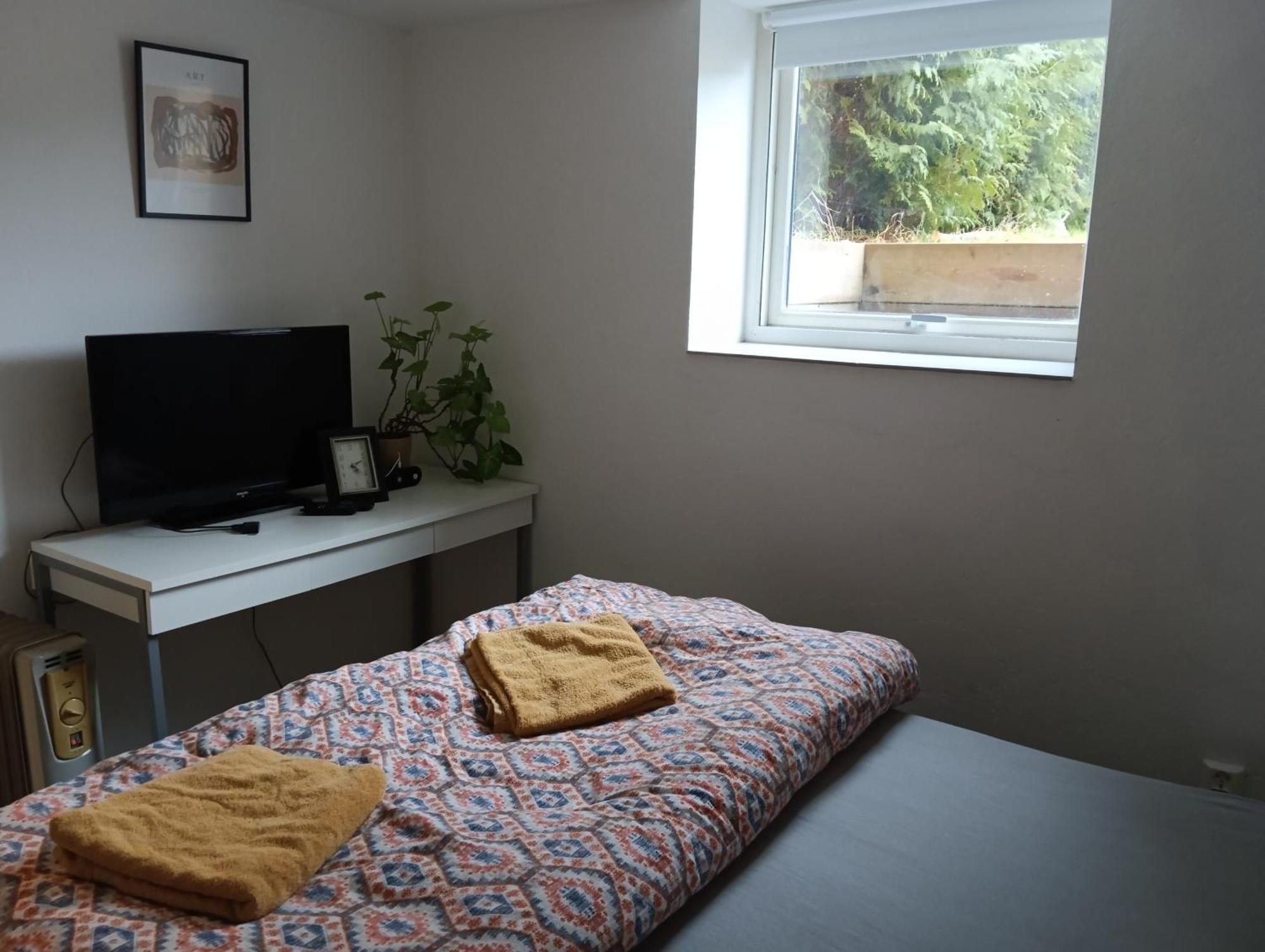 Renovated Semi- Basement 2 Bedrooms Furnished Apartment - Close To Everything In Moss Exteriör bild